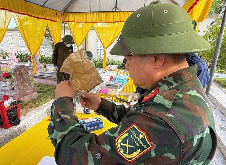 Bức vẽ bàn chân bị xiềng và những dòng chữ được tìm thấy trong mộ liệt sĩ gây xúc động - Ảnh 1.