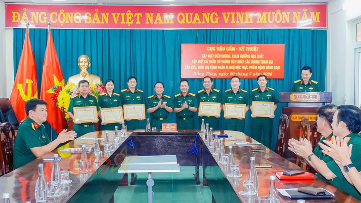  Khen thưởng đột xuất y bác sĩ Bệnh viện Quân y 120 - Ảnh 1.