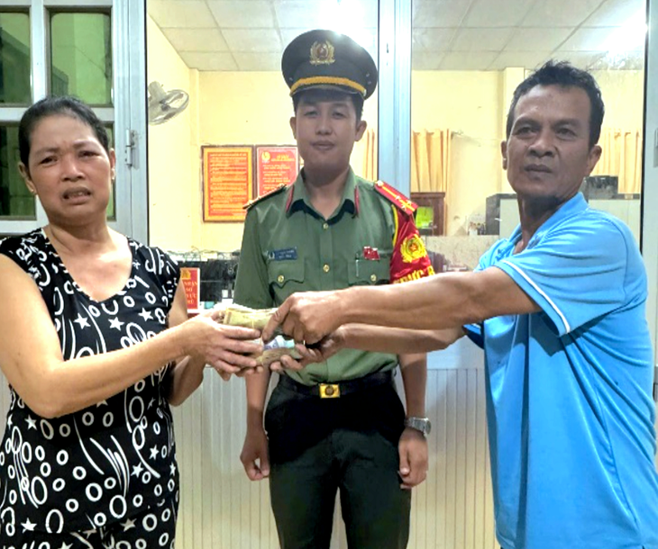 Người phụ nữ bán cá thấp thỏm khi đánh rơi gần 60 triệu đồng - Ảnh 1.