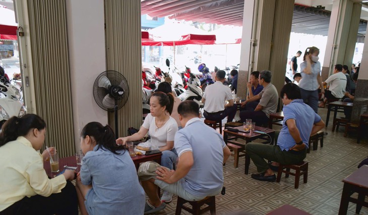 Cà phê Long, ghế đẩu và hương cà phê thơm một góc phố Đà Nẵng - Ảnh 1.