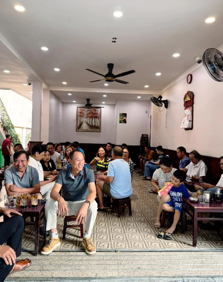 Cà
phê Long, ghế đẩu và hương cà phê thơm một góc phố Đà Nẵng - Ảnh
4.