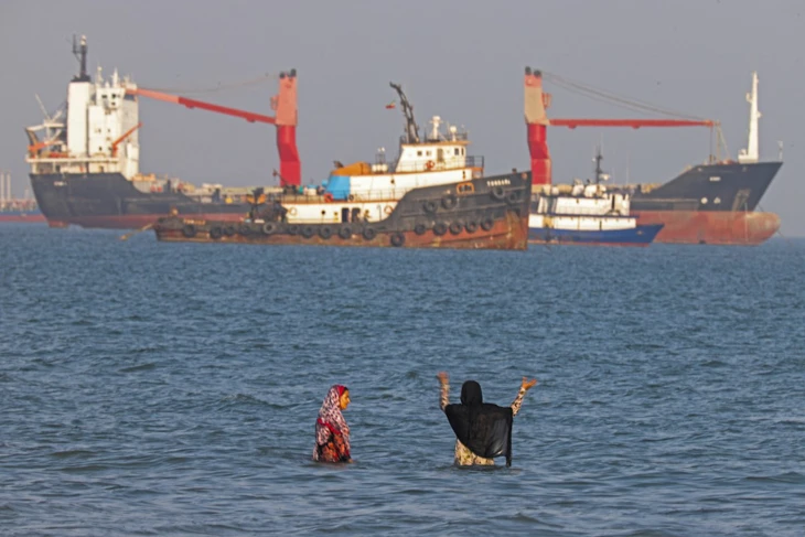 Iran ra điều kiện mở lại eo biển Hormuz - Ảnh 1.