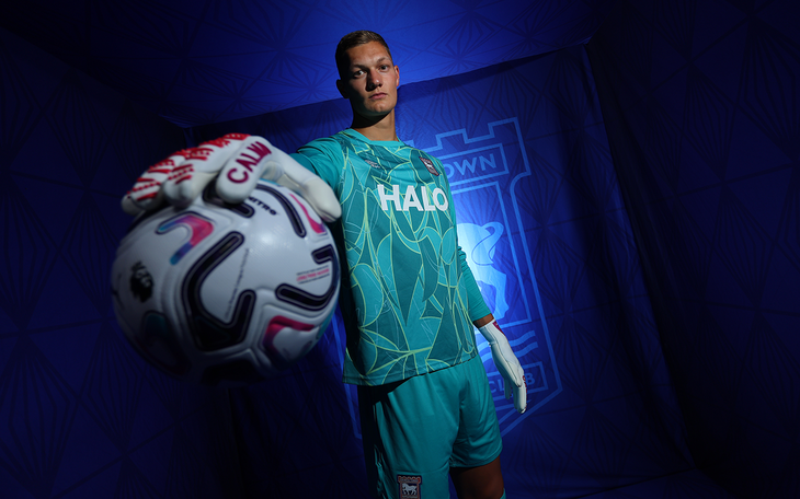 Xuất hiện cầu thủ cao nhất lịch sử Premier League - Ảnh 1.