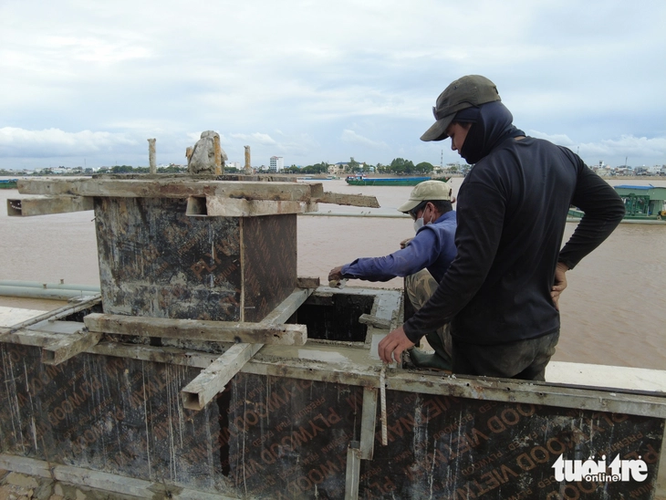 Chạy đua với lũ, kè chống sạt lở bờ sông Tiền vượt tiến độ gần 4 tháng - Ảnh 1.