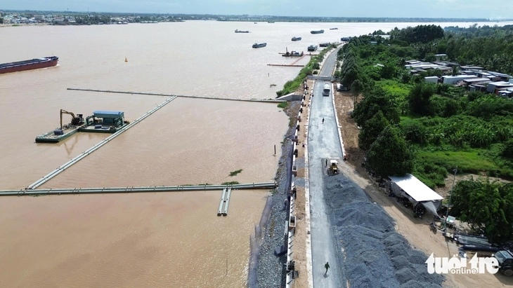 Chạy đua với lũ, kè chống sạt lở bờ sông Tiền vượt tiến độ gần 4 tháng - Ảnh 2.
