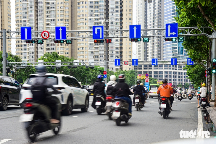 Sau 5 ngày điều chỉnh, đường Nguyễn Hữu Cảnh giảm xung đột giao thông, người dân đi lại ổn định - Ảnh 1.