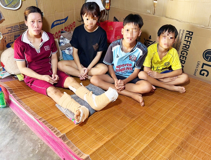 Phụ hồ nuôi 3 con ăn học, mẹ bị trượt chân té gãy cả đôi chân - Ảnh 1.