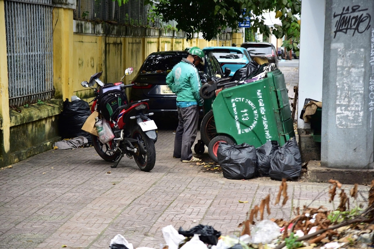 Sáng sớm tập thể dục nghe mùi nước tiểu khai rình muốn nghỉ - Ảnh 1.