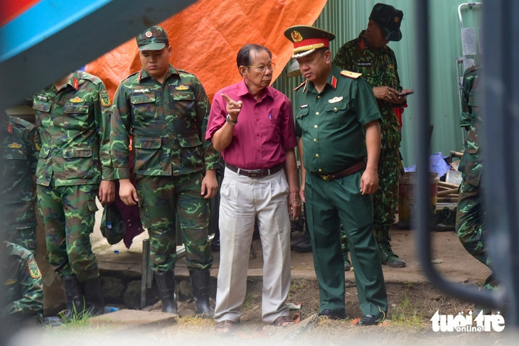 Đắp đê bao, bơm nước, mở rộng khu vực tìm kiếm hài cốt liệt sĩ tại công viên Lê Thị Riêng - Ảnh 4.
