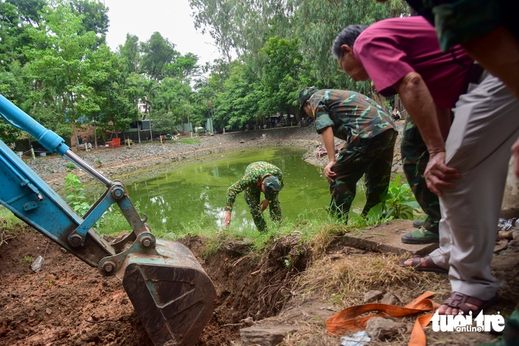 Đắp đê bao, bơm nước, mở rộng khu vực tìm kiếm hài cốt liệt sĩ tại công viên Lê Thị Riêng - Ảnh 5.