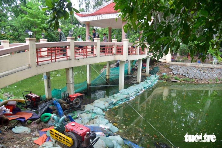Đắp đê bao, bơm nước, mở rộng khu vực tìm kiếm hài cốt liệt sĩ tại công viên Lê Thị Riêng - Ảnh 6.