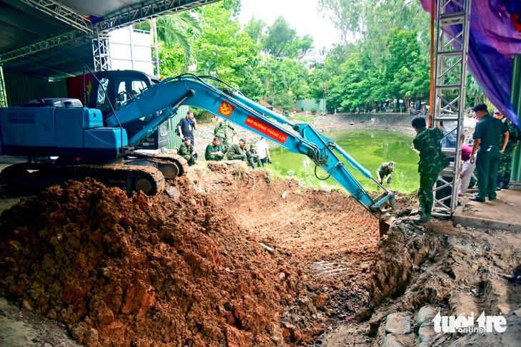 Đắp đê bao, bơm nước, mở rộng khu vực tìm kiếm hài cốt liệt sĩ tại công viên Lê Thị Riêng - Ảnh 2.