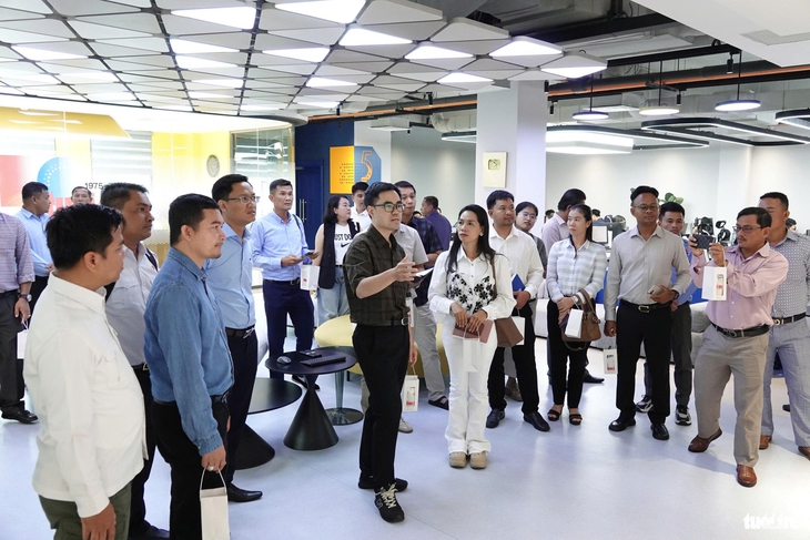 Nhà báo, cán bộ quản lý báo chí Campuchia tham quan toà soạn Báo điện tử Tuổi Trẻ - Ảnh 4.