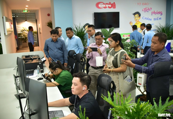 Nhà báo, cán bộ quản lý báo chí Campuchia tham quan toà soạn Báo điện tử Tuổi Trẻ - Ảnh 1.