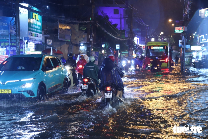 TP.HCM mưa lớn kéo dài, nhiều đường ngập nặng - Ảnh 6.