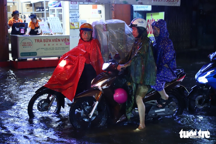 TP.HCM mưa lớn kéo dài, nhiều đường ngập nặng - Ảnh 7.
