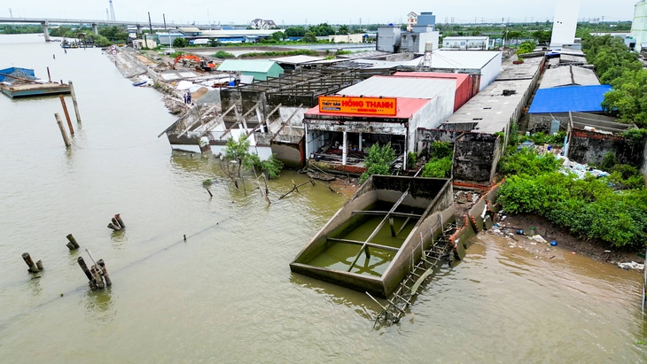 Nhiều nhà dân sạt xuống sông, kè hơn 310 tỉ đồng lại chậm tiến độ vì vướng mặt bằng - Ảnh 2.