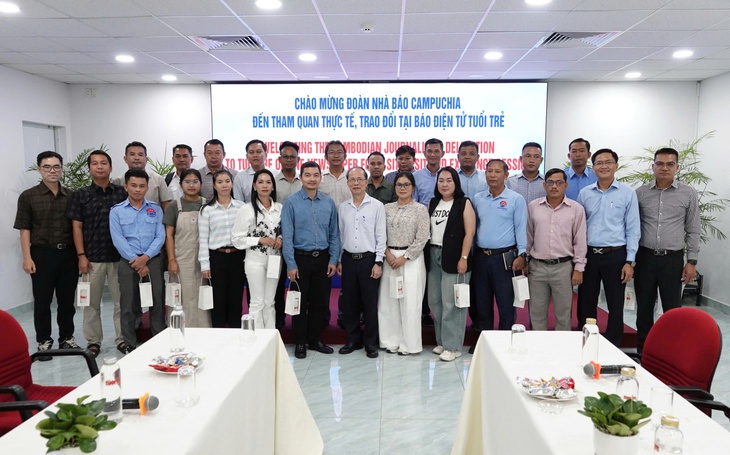 Nhà báo, cán bộ quản lý báo chí Campuchia tham quan toà soạn Báo điện tử Tuổi Trẻ - Ảnh 2.