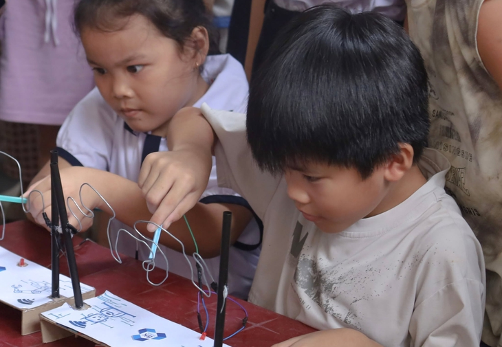 Gia sư áo xanh mang AI, vi mạch, tên lửa nước và kỹ năng sống đến thiếu nhi - Ảnh 2.