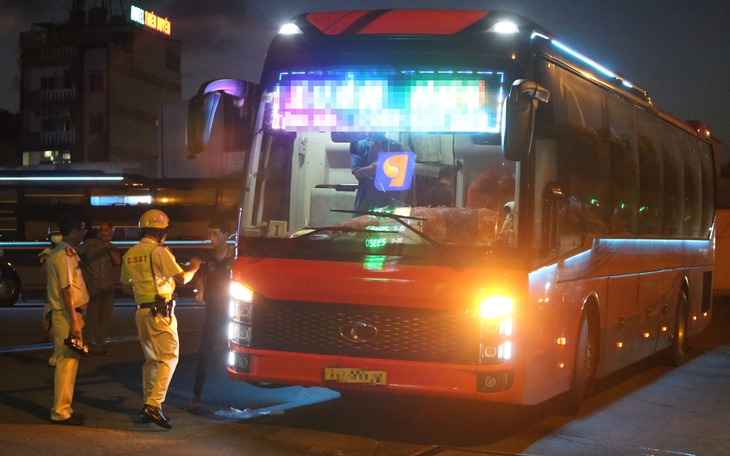 Xe khách bốc cháy dữ dội ở Đắk Lắk, 11 người thoát nạn - Ảnh 3.
