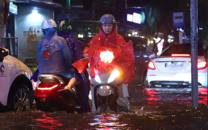TP.HCM mưa dông chiều cuối tuần, khu Gò Vấp cũ ngập nhẹ - Ảnh 3.