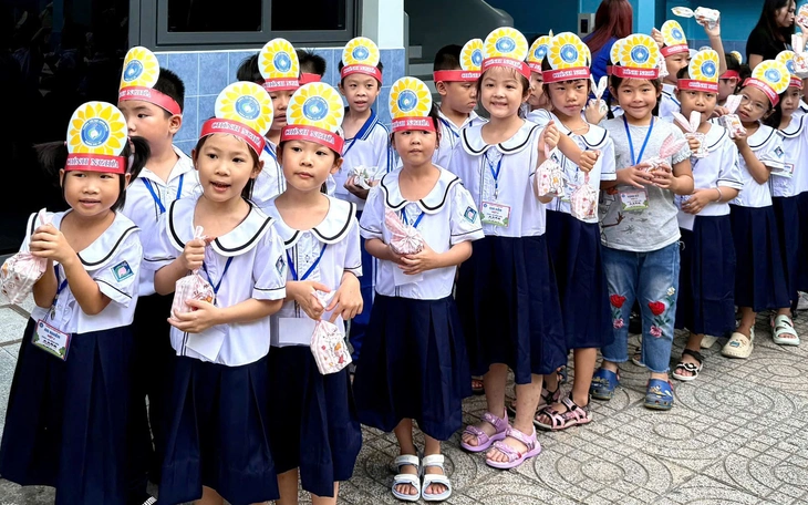Robot Al, đồ dùng học tập bắt trend hút khách trước thêm năm học mới - Ảnh 2.
