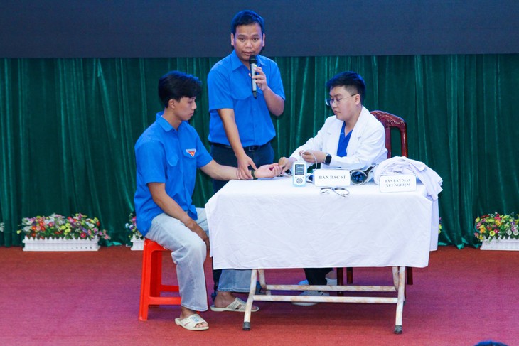 100 Bạn trẻ trải nghiệm chăm sóc sức khỏe qua chương trình ' Một ngày làm nhân viên y tế ' - Ảnh 2.
