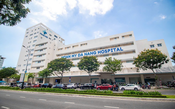 Bác sĩ Quảng Trị gắp 2 con giun đũa dài hơn 30cm chui vào đường mật bệnh nhi 12 tuổi - Ảnh 4.
