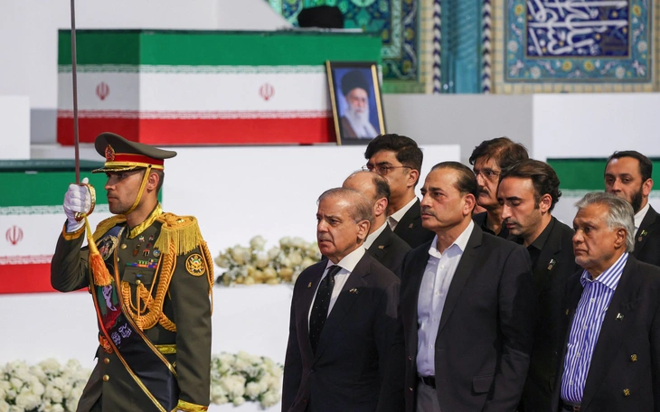 Người Iran cầm 'cờ máu', đòi 'trả thù' tại lễ tang cố lãnh tụ Ali Khamenei - Ảnh 2.