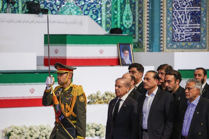 Ông Medvedev viếng linh cữu cố Lãnh tụ tối cao Iran Ali Khamenei tại Tehran - Ảnh 1.