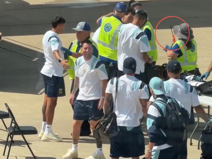 Messi cười nghiêng ngả vì tình huống ‘khó đỡ’ của đồng đội ở World Cup - Ảnh 1.