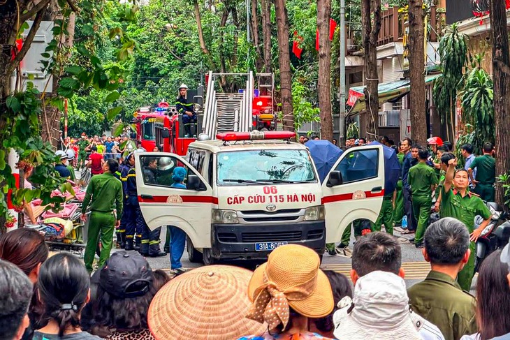 Cháy nhà 4 tầng ở Hà Nội, nghi có người mắc kẹt - Ảnh 3.
