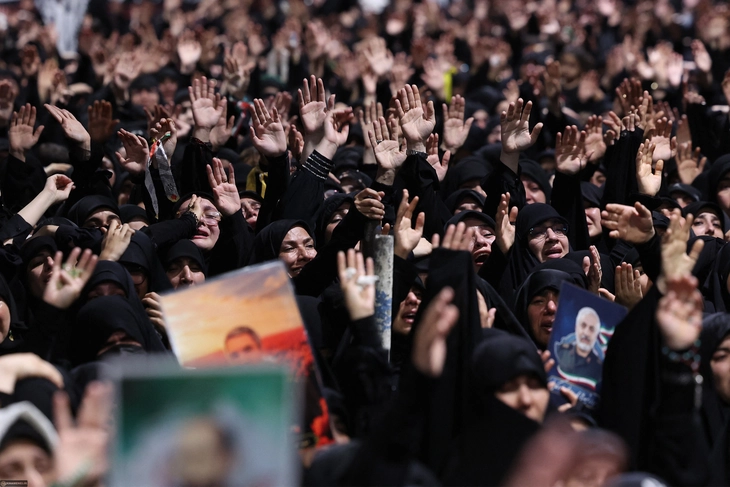 Người dân Iran đổ về thủ đô tiễn biệt lãnh tụ tối cao Ali Khamenei - Ảnh 4.