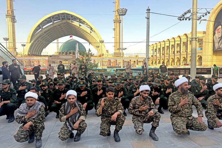 Người dân Iran đổ về thủ đô tiễn biệt lãnh tụ tối cao Ali Khamenei - Ảnh 6.