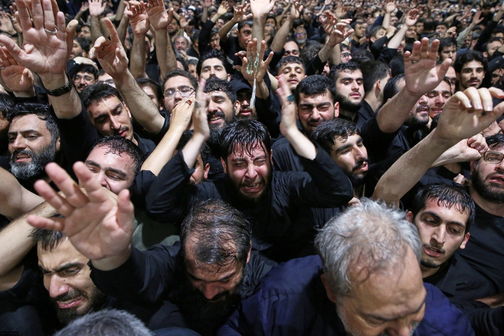 Người dân Iran đổ về thủ đô tiễn biệt lãnh tụ tối cao Ali Khamenei - Ảnh 1.