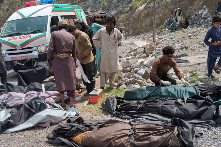 Xe khách chở quá tải lao xuống vực ở Pakistan, 40 người thiệt mạng - Ảnh 1.