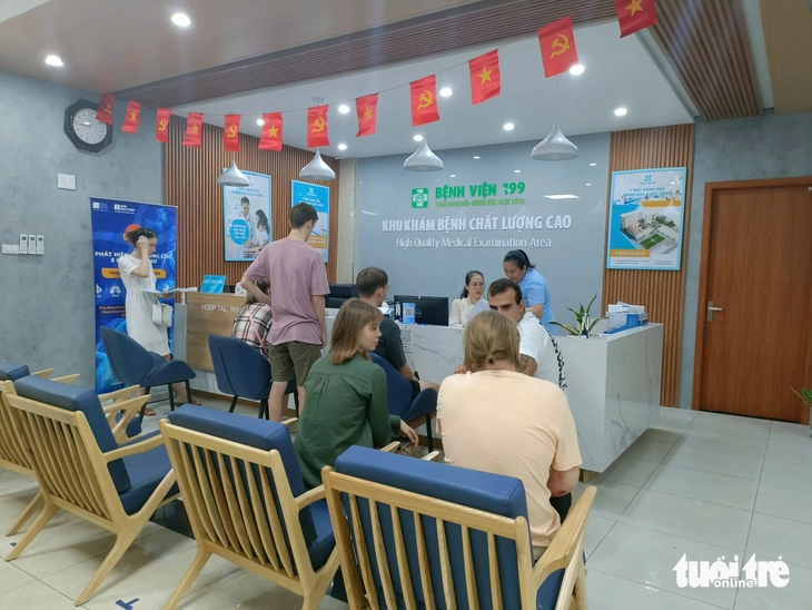 Vì sao xuất hiện nhiều video người nước ngoài khen bệnh viện công Đà Nẵng? - Ảnh 2.