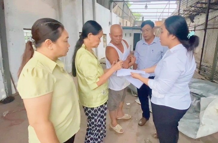 Công chức xã Bà Điểm hỗ trợ thủ tục tận nhà cho hộ dân ảnh hưởng bởi dự án nâng cấp quốc lộ 22 - Ảnh 1.