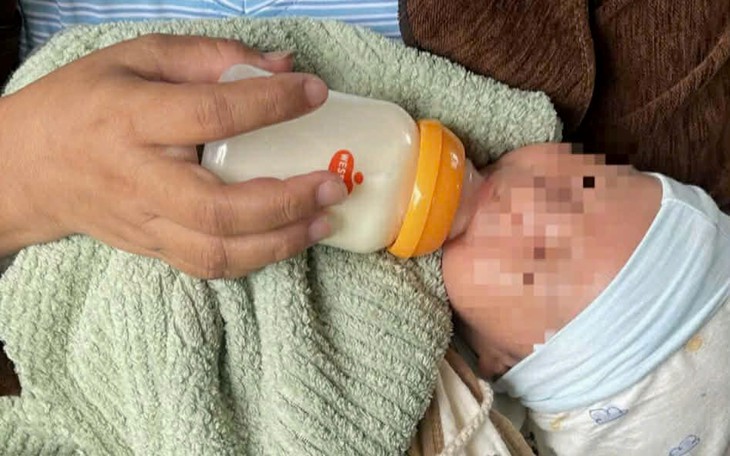 Bé trai sơ sinh bị bỏ rơi trước chùa, để lại giấy nhờ sư cô nuôi giúp - Ảnh 2.