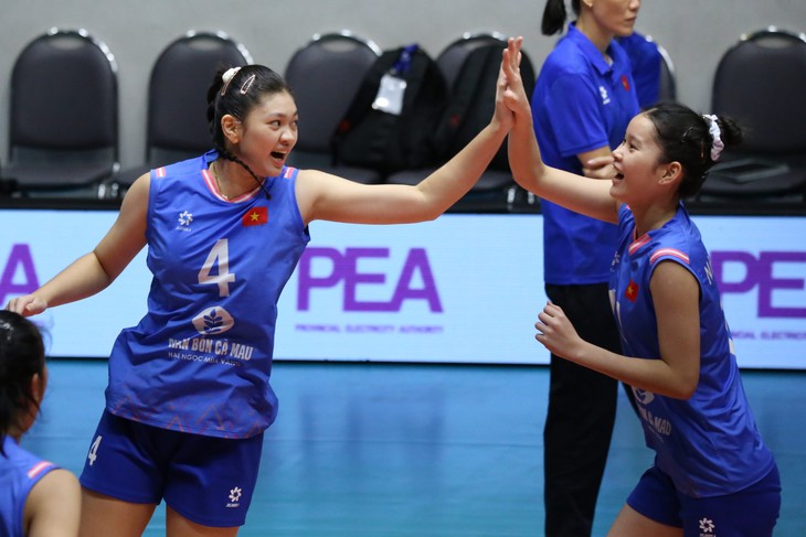 Bóng chuyền nữ U18 Việt Nam thắng đậm, hồi hộp chờ vé đi tiếp - Ảnh 1.