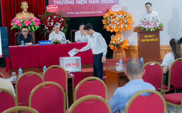Cổ phiếu Vietnam Airlines 'cất cánh', thanh khoản đột biến ở nhóm chứng khoán - Ảnh 2.