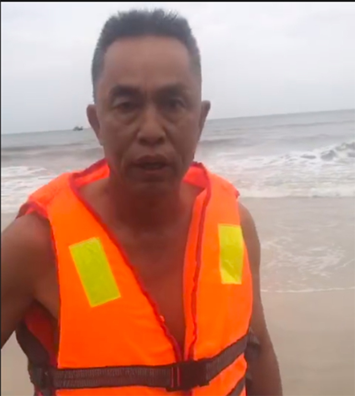 Nhân viên cứu hộ lao vào sóng dữ, sơ cứu du khách bị sóng cuốn ngay giữa biển - Ảnh 1.