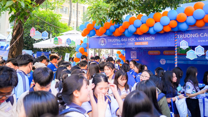 Nhiều trường ‘chơi lớn’ tại Ngày hội lựa chọn nguyện vọng xét tuyển - Ảnh 4.