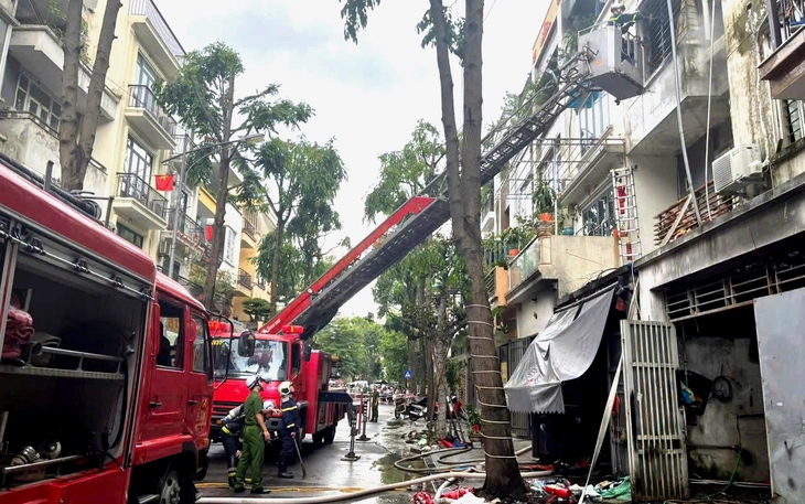 Cháy kho phế liệu cạnh chung cư, hàng trăm cư dân tháo chạy - Ảnh 4.