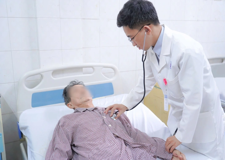 Cứu sống người đàn ông 67 tuổi mắc phình động mạch chủ bụng nguy hiểm - Ảnh 1.