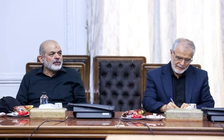 Ông Medvedev viếng linh cữu cố Lãnh tụ tối cao Iran Ali Khamenei tại Tehran - Ảnh 2.