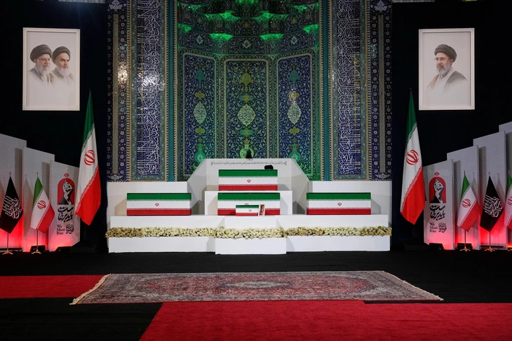 Người dân Iran đổ về thủ đô tiễn biệt lãnh tụ tối cao Ali Khamenei - Ảnh 2.