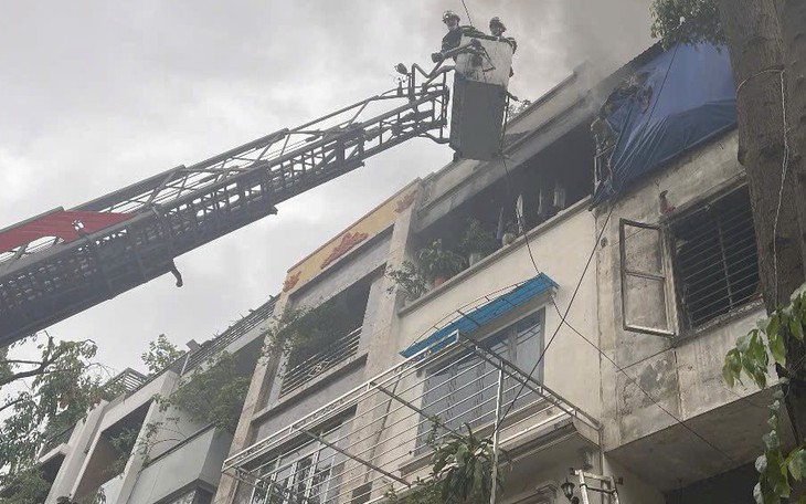 Chủ tịch Hà Nội chỉ đạo điều tra vụ cháy làm 2 người chết trong căn nhà liền kề - Ảnh 2.
