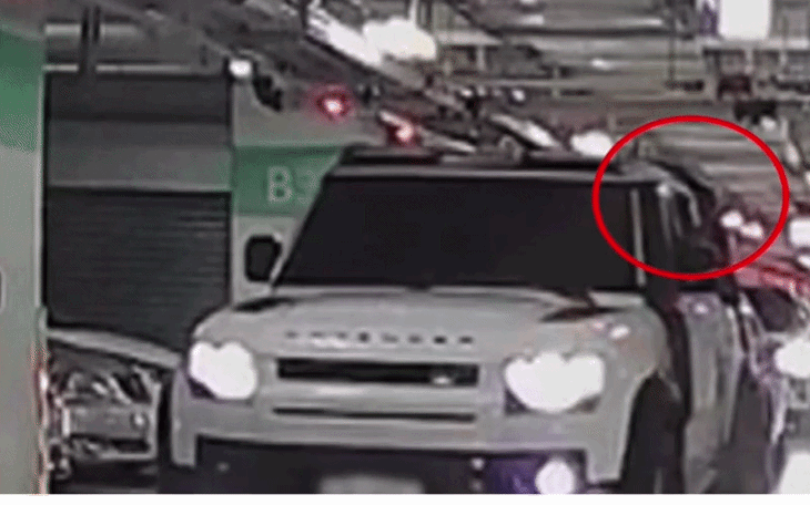 Xe Toyota đỗ lì nhiều ngày trước cửa hàng, chủ bãi xe cũng bó tay, chỉ đành dán kín giấy cảnh báo - Ảnh 3.