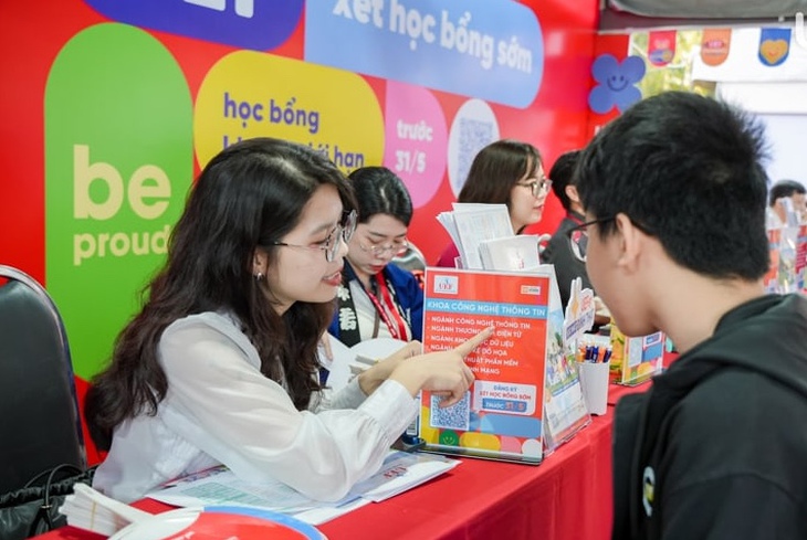 Nhiều trường ‘chơi lớn’ tại Ngày hội lựa chọn nguyện vọng xét tuyển - Ảnh 3.